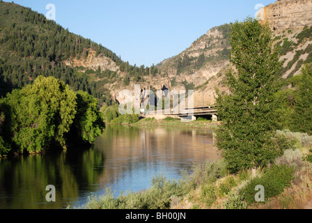 Blick auf ruhige, Baum gesäumten Fluß entlang Seite Highway 70 in den Rocky Mountains von colorado Stockfoto