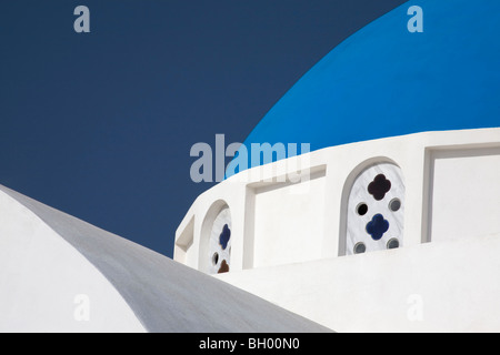 Blaue Kuppelkirche in Imerovigli mit dunkelblauem Himmel auf der Insel Santorin, Griechenland Stockfoto