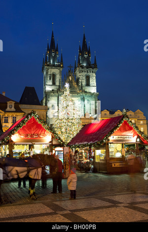 Weihnachtsmarkt in der Altstädter Ring mit der Frauenkirche vor Tyn Stockfoto