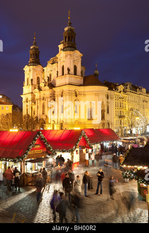 Weihnachtsmarkt auf dem Altstädter Ring unterhalb der Kirche des Heiligen Nikolaus Stockfoto