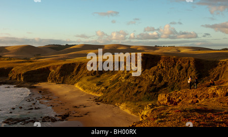 Während die goldene Stunde Kilcunda Victoria Australien beobachten den Sonnenuntergang. Stockfoto