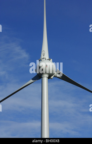 Ein Detail einer Windkraftanlage - Gondel in der Mitte. Stockfoto