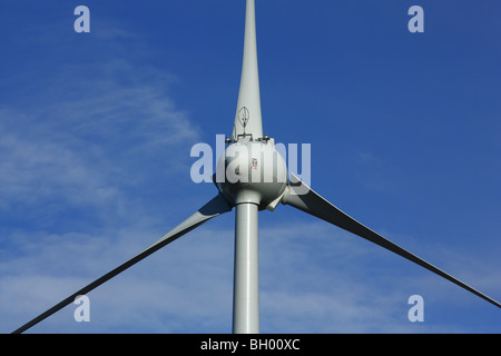 Ein Detail einer Windkraftanlage - Gondel in der Mitte. Stockfoto