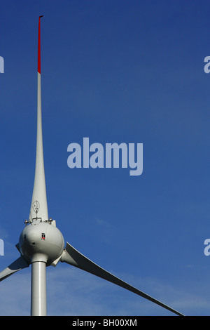 Ein Detail einer Windkraftanlage - Gondel in der linken Seite. Stockfoto