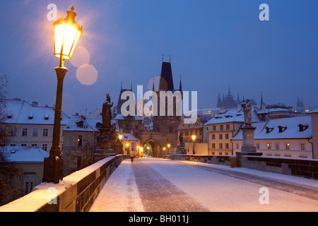 Karlsbrücke. Mit Blick auf den Hradschin-Bezirk und die Prager Burg im Schnee Stockfoto