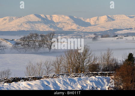 Die Coniston Fells von Kendal Fell im Winterschnee. Kendal, Cumbria, England, Vereinigtes Königreich, Europa. Stockfoto