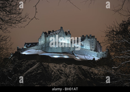 Edinburgh Castle, Scotland, UK, beleuchtet in der Nacht im Winterschnee Stockfoto