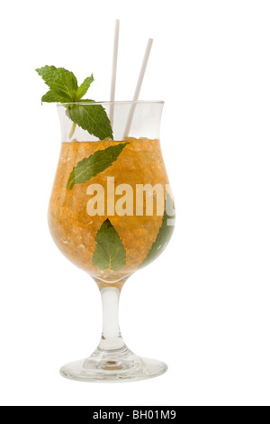 Mint Julep Mixgetränk auf weißem Hintergrund Stockfoto