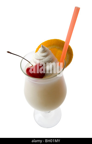 Pina Colada Mixgetränk mit Früchten garnieren auf weißem Hintergrund Stockfoto