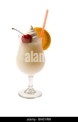 Pina Colada Mixgetränk mit Früchten garnieren auf weißem Hintergrund Stockfoto