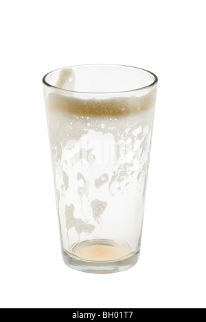 Leere Pint Glas mit Schaum auf weißem Hintergrund Stockfoto