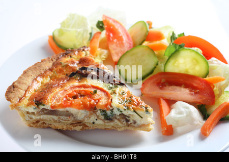 Pilze, Tomaten und Petersilie Quiche mit Salat serviert. Stockfoto