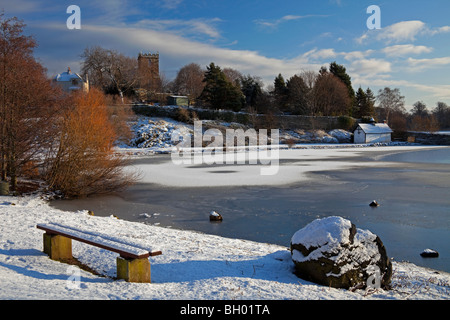 Duddingston Loch mit Schnee bedeckt Winter Szene leer Bank Edinburgh Schottland UK Europe Stockfoto