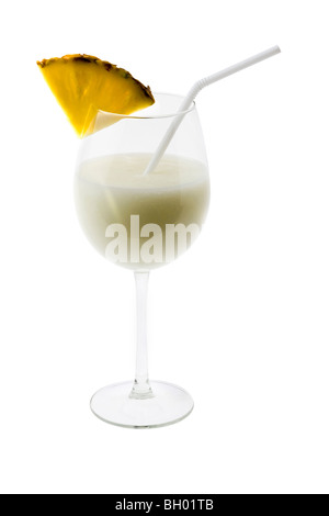 Pina Colada Mixgetränk mit Regenschirm garnieren auf weißem Hintergrund Stockfoto