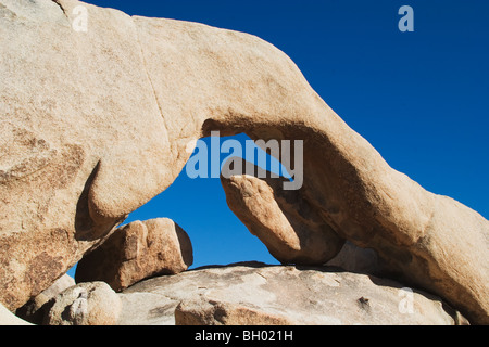 Arch Rock einer der vielen Granit Felsformationen in Joshua Tree Nationalpark, Kalifornien Stockfoto