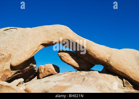 Arch Rock einer der vielen Granit Felsformationen in Joshua Tree Nationalpark, Kalifornien Stockfoto