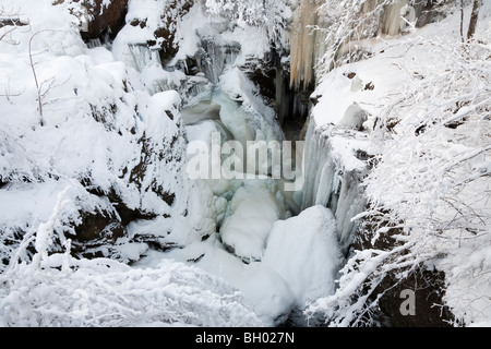 Fällt der Braan in Winter, Rumpeln Brücke, Dunkeld, Schottland Stockfoto