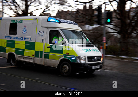 Schottische Rettungsdienst unterwegs mit Geschwindigkeit und Notruf mit Blaulicht blinkt, Edinburgh Schottland Stockfoto