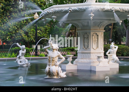 Forsyth Park Brunnen in Savannah, Georgia. Zeigt die Wassermännern. Stockfoto