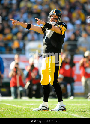 Ben Roethlisberger #7 der Pittsburgh Steelers Gesten während eines Spiels Stockfoto