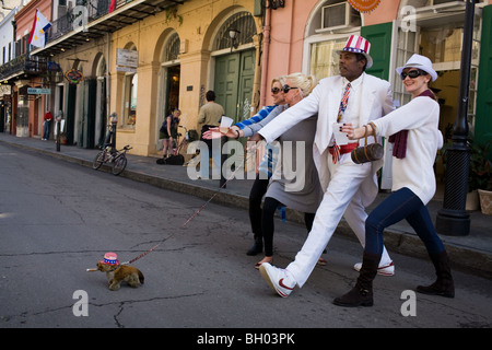 A Street Performer Mime unterhält Touristen auf Bourbon Street, French Quarter, New Orleans, Louisiana Stockfoto