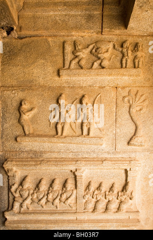 Auf der Hazara Rama Tempel in Hampi, Indien sind Kampfszenen abgebildet. Stockfoto