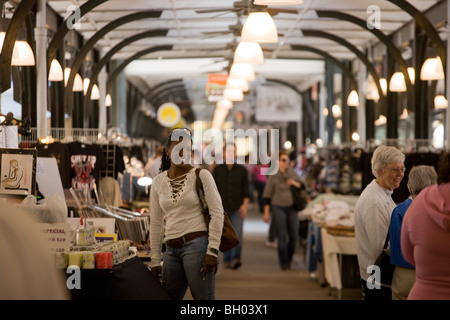 Frau im französischen Markt im French Quarter, New Orleans, Louisiana Stockfoto