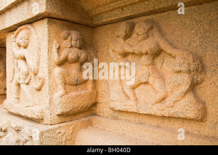 Bas Relief Stein Formung auf der Hazara Rama Tempel in Hampi, Indien. Stockfoto