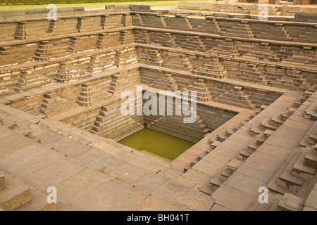 Die gestufte Wassertank in Hampi, Indien. Es steht in der UNESCO-Weltkulturerbe königliche Gehege in Hampi in Indien. Stockfoto