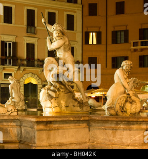 Nacht Foto von Statuen von Berninis Brunnen von Neptun (Fontana di Nettuno) in der Piazza Navona in Rom Italien Stockfoto