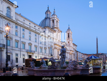 Am frühen Morgen Blick auf die Sant'Agnese in Agone Kirche auf der Piazza Navona in Rom hinter dem Brunnen Fontana del Moro Stockfoto