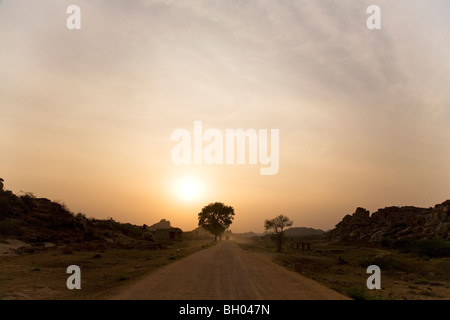 Die Sonne geht über der alten indischen Hampi in Südindien. Stockfoto
