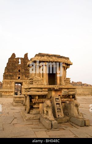 Die steinernen Wagen innerhalb der Vittala (Vitthala) Tempel in Hampi, Indien. Stockfoto