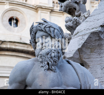 Statue eines Riesen (Fluß Ganges) von Berninis Fontana dei Fiumi (Brunnen der Flüsse) auf der Piazza Navona in Rom Stockfoto