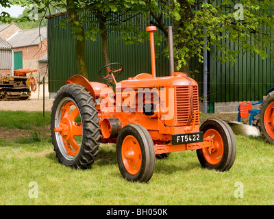 1942 Fall DC4 Traktor restauriert und auf dem Display auf einem Bauernhof Tag der offenen Tür. Stockfoto