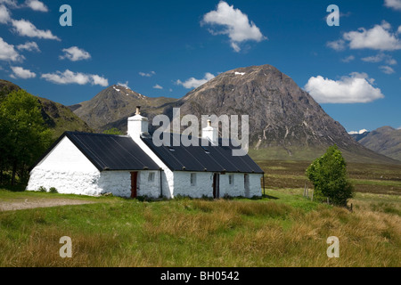 BlackRock Cottage mit Buachaille Etive Mor im Hintergrund in der Nähe von Glencoe Highlands von Schottland Stockfoto