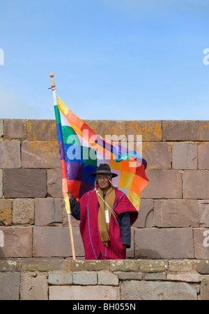 Tiwanaku Tempel Zeremonie von Evo Morales Ayma zweiten Präsidenten Annahme, Bolivien. Mann mit traditionellen Dressing und Flagge. Stockfoto