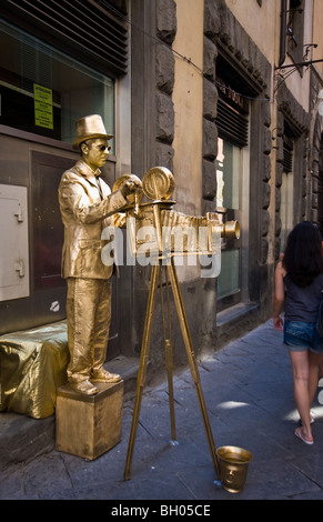 Goldene Fotograf Mime Künstler Statue gesehen in Siena Toskana Italien Stockfoto