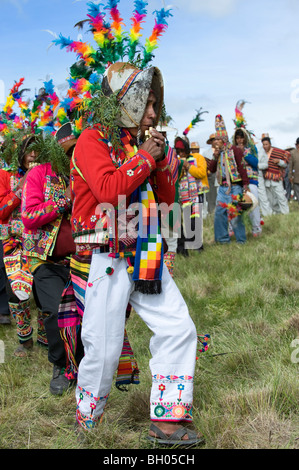 bolivianische Musiker Tanz im Altiplano am Tag von Evo Morales zweiten Präsidenten Annahme in Tiwanaku, Bolivien. Stockfoto