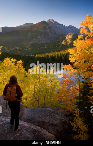 Ein Wanderer genießt die Herbstfarben am Bear Lake, Rocky Mountain National Park, Colorado. Stockfoto