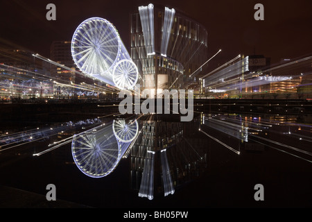 Liverpool Merseyside England UK Großbritannien. Liverpool ein Rad und Waterfront Reflexionen vergrößert über Salthouse Dock in der Nacht Stockfoto