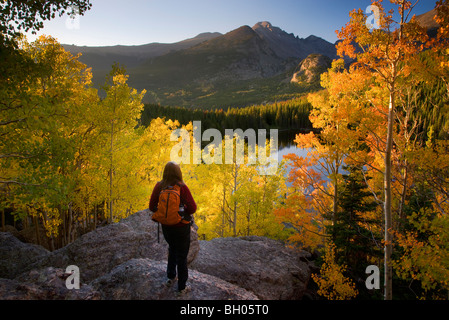 Ein Wanderer genießt die Herbstfarben am Bear Lake, Rocky Mountain National Park, Colorado. Stockfoto