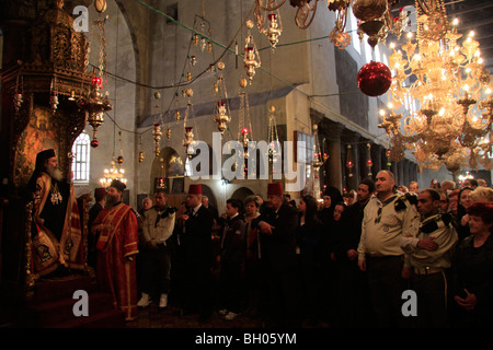 Bethlehem, griechischer orthodoxer Patriarch Theophilus III. von Jerusalem am Weihnachtstag in der Geburtskirche Stockfoto