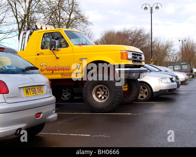 Monster-Truck im Parkhaus geparkt. Stockfoto