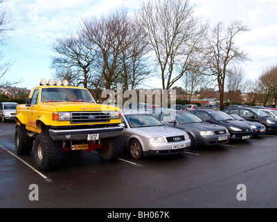 Monster-Truck parkte auf einem Parkplatz. Stockfoto