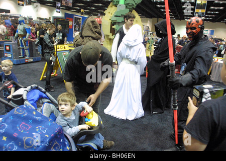 Verkleidet als Star Wars-Charaktere während der Feier II bei Montag, 6. Mai 2002 in Indianapolis, Indiana, USA. Kostüme-Konvention Stockfoto