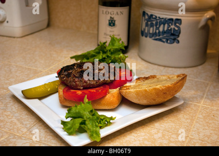 Eine gegrillte Hamburger auf ein Ciabatta-Brötchen Stockfoto