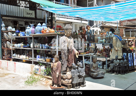 Großer Buddha und Terrakotta Krieger Statuen steht man vor einem Open-Air Antiquitätengeschäft, Stanley Market, Stanley, Hong Kong Stockfoto