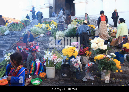 Verkäufern auf den Stufen der Iglesia De Santo Tomas oder Kirche Santo Tomas, Chichicastenango, Guatemala, Mittelamerika Stockfoto