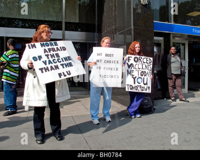 Gesundheitspersonal in einer Klinik in New York City halten einen Bürgersteig Protest gegen obligatorische Impfungen der H1N1-Schweinegrippe-Impfstoff. Stockfoto